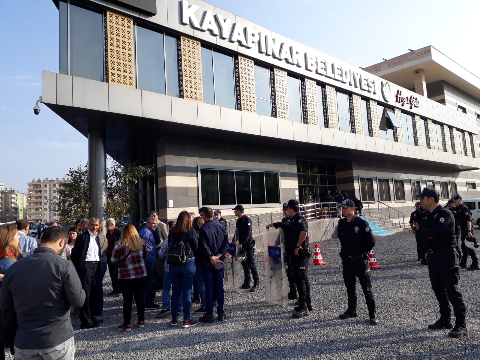 Diyarbakır'da üç belediye başkanı gözaltına alındı